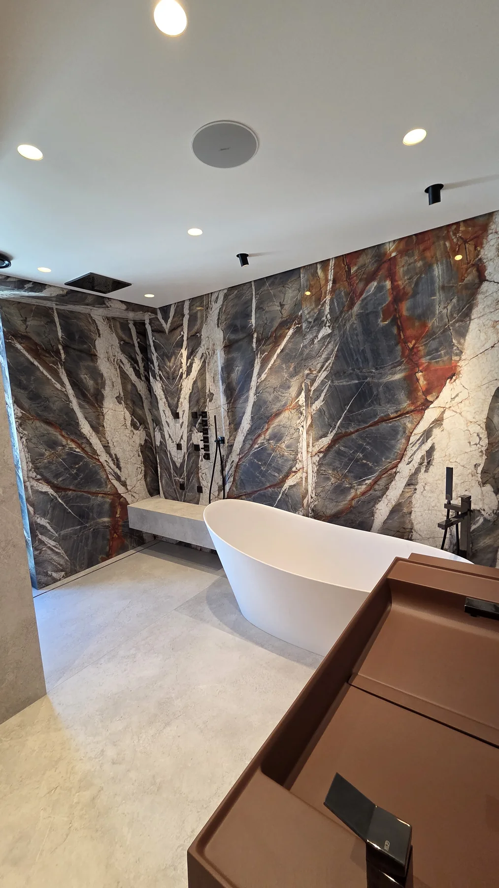 Baie placată cu ceramică de mari dimensiuni — lucrare DOMOBUILD