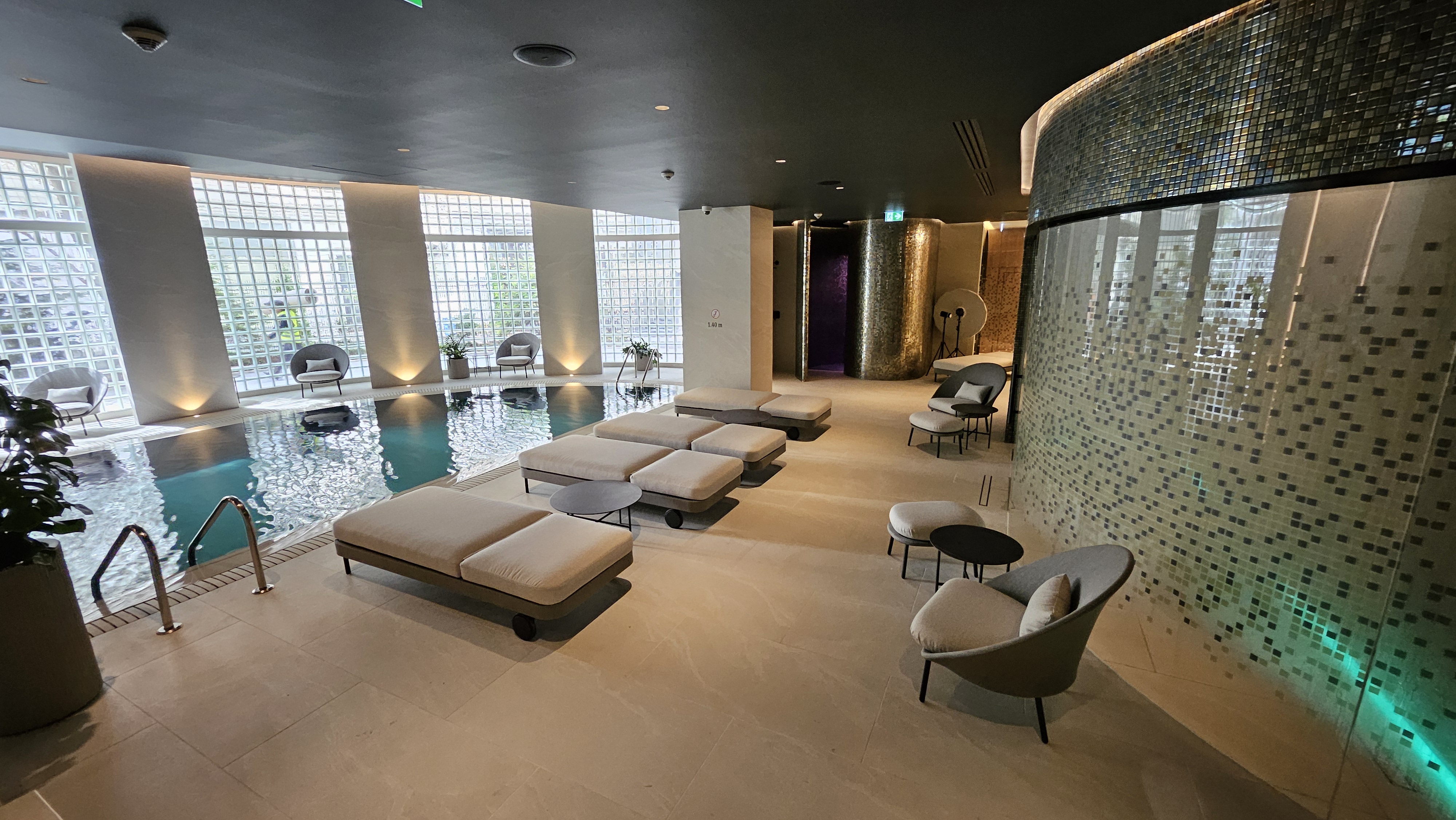 Spațiu wellness cu piscină și placări ceramice executate de DomoBuild